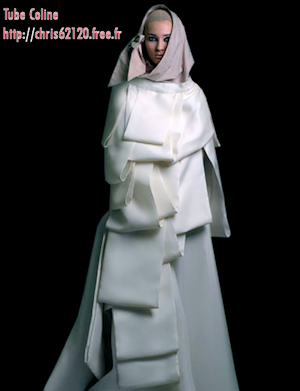 femme en blancs 